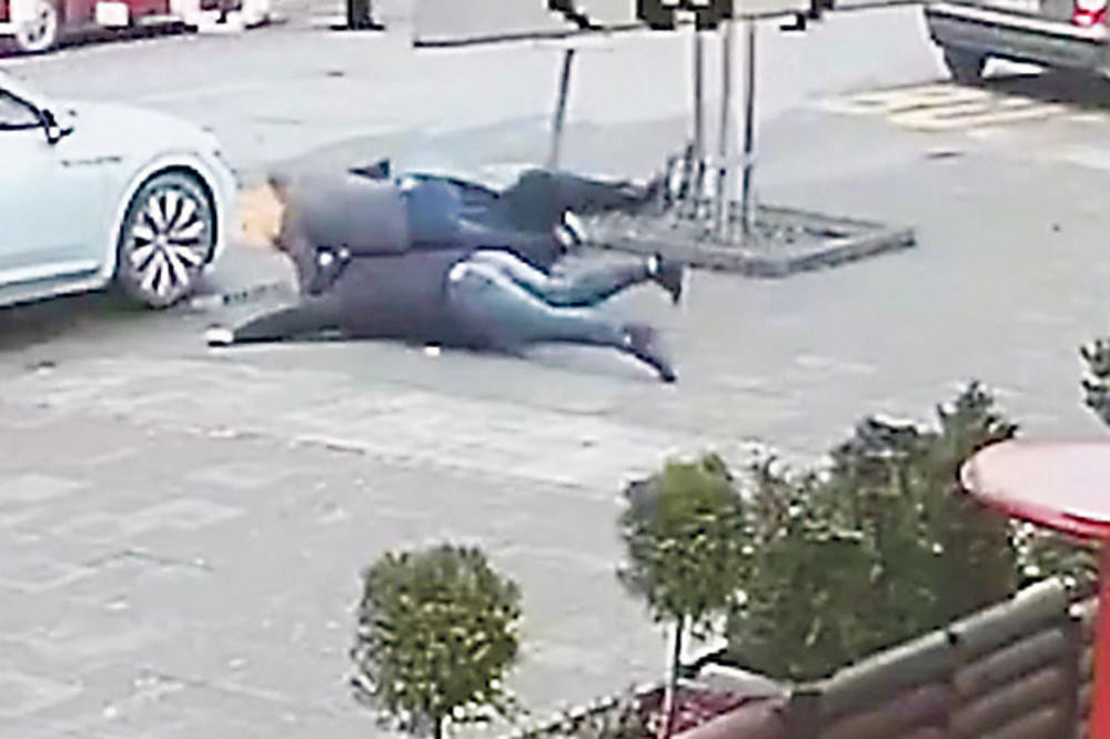 Polomili mu nogu na dva mesta, čovek zapomaže sa zemlje! (UZNEMIRAVAJUĆI VIDEO)