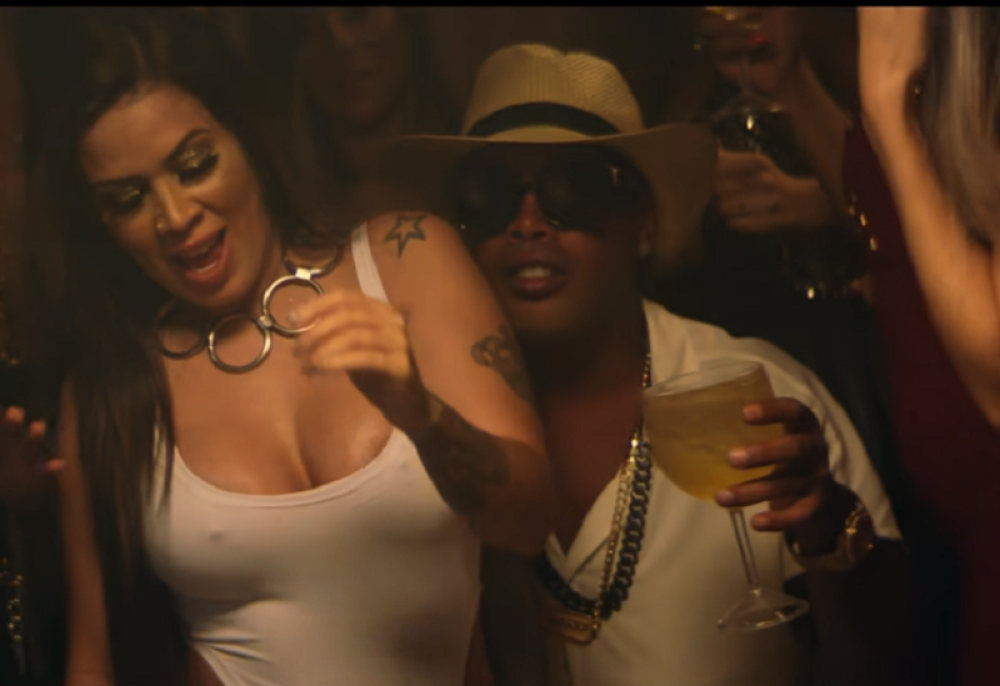 Ronaldinjo snimio spot sa golim devojkama i zaradio ozbiljnu lovu! (VIDEO)