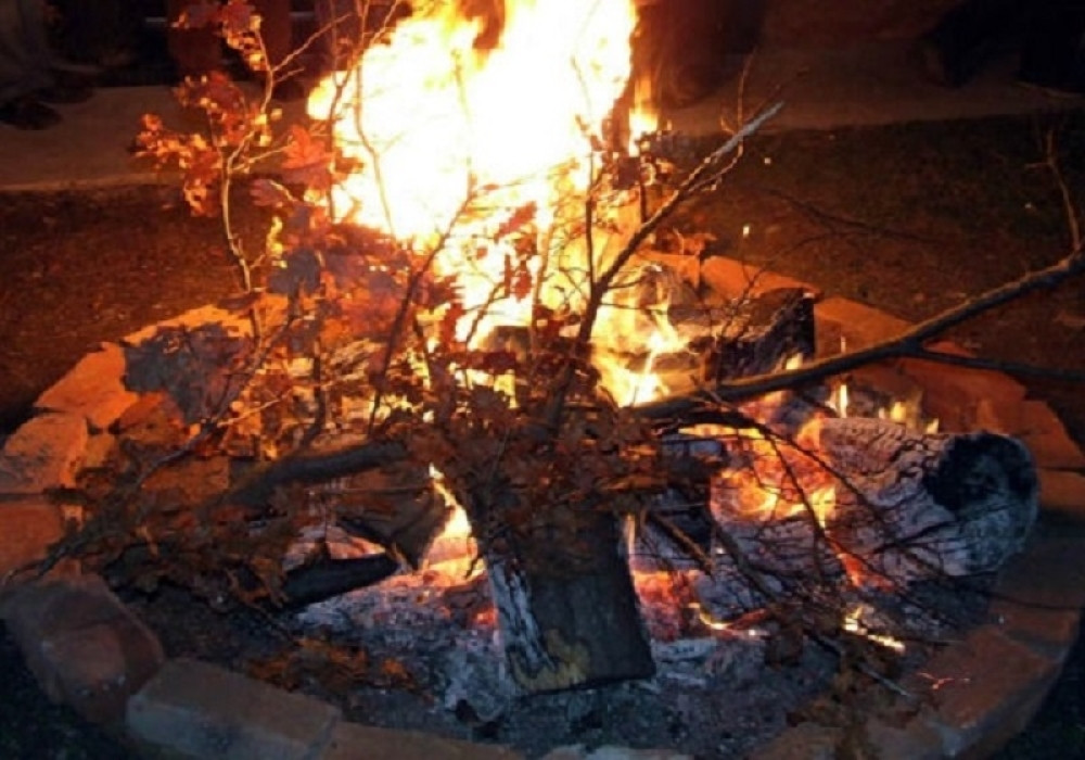 U Petrinji naložen Badnjak uz porušenu crkvu Svetog Nikolaja