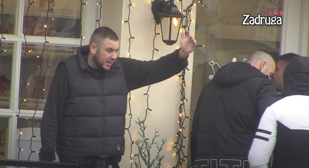 Car i Cvele ponovo zaratili na krv i nož, pljuštale provokacije ispred prodavnice! (FOTO/VIDEO)