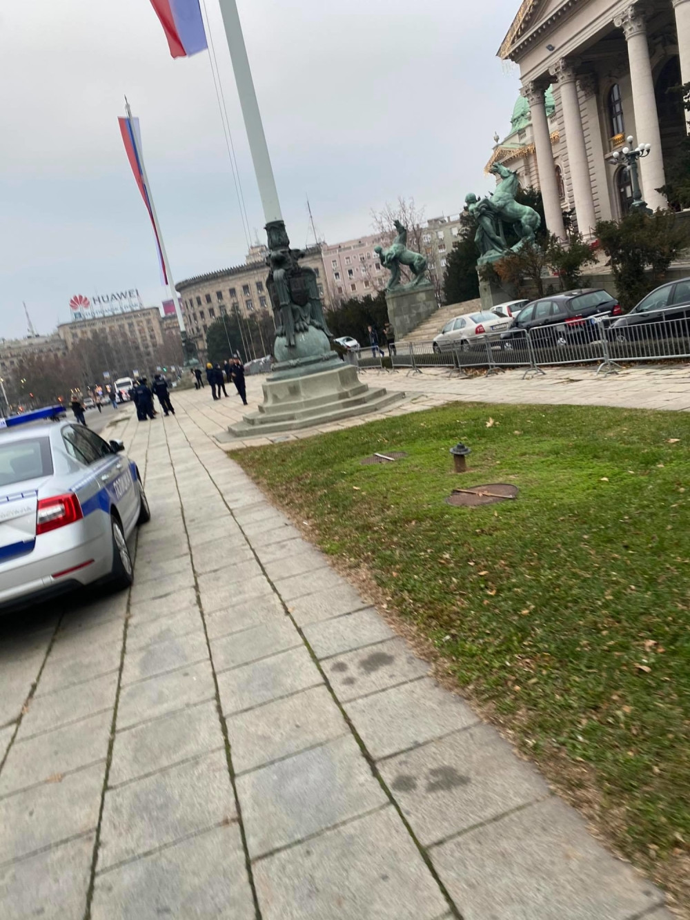 Muškarac koji je kolima probio ogradu ispred Skupštine neće biti optužen