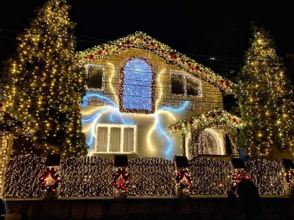 Od njihovog doma zastaje dah: Nosi titulu najlepše okićene kuće u Beogradu, a razlog je više nego očigledan (FOTO/VIDEO)