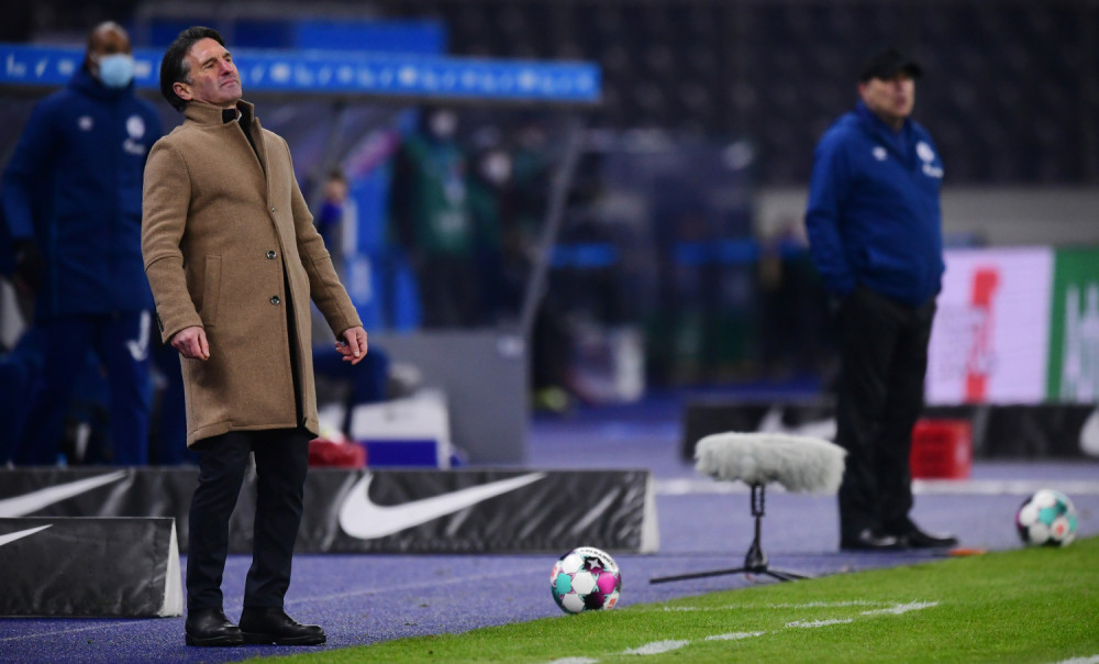 Totalno ga je iznervirao: Trener Herte gađao igrača staklenom flašom u svlačionici!