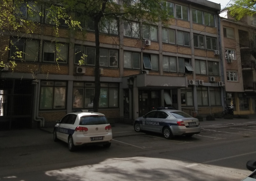 Lažnim poštoljem pljačkali prodavnice u Kikindi, pokrali skoro 100.000 dinara