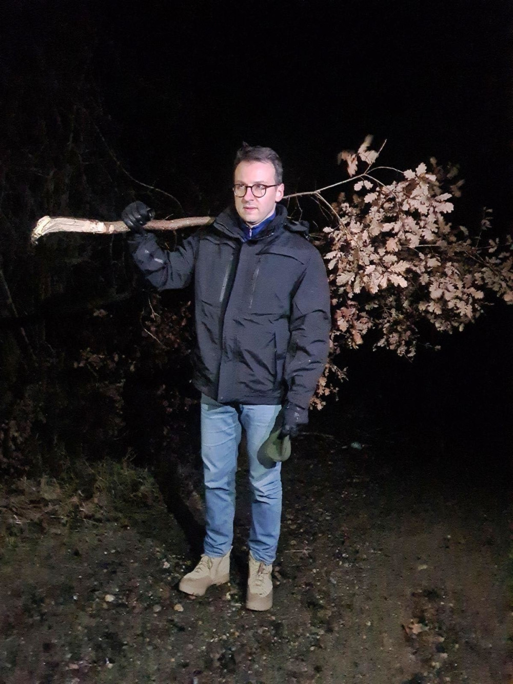 Dr Petar Petković poželeo svima blagostanje sa badnjakom na ramenu!