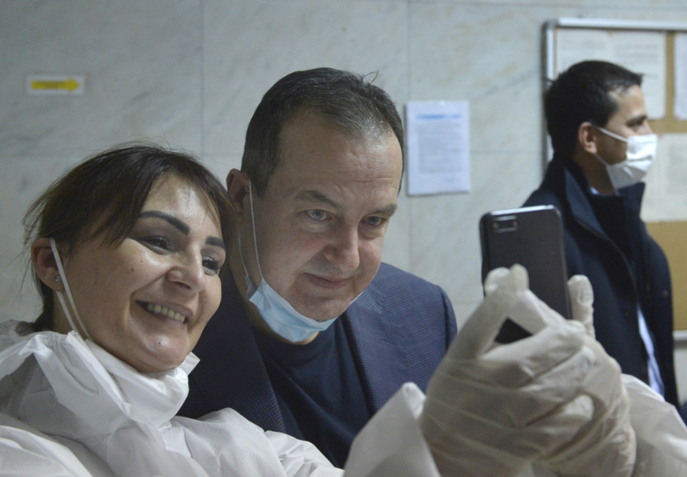 Dačić se nakon vakcinacije selfirao, Đerlek pokazao mišiće, a Vulin pozirao u majici sa neobičnim natpisom (FOTO)