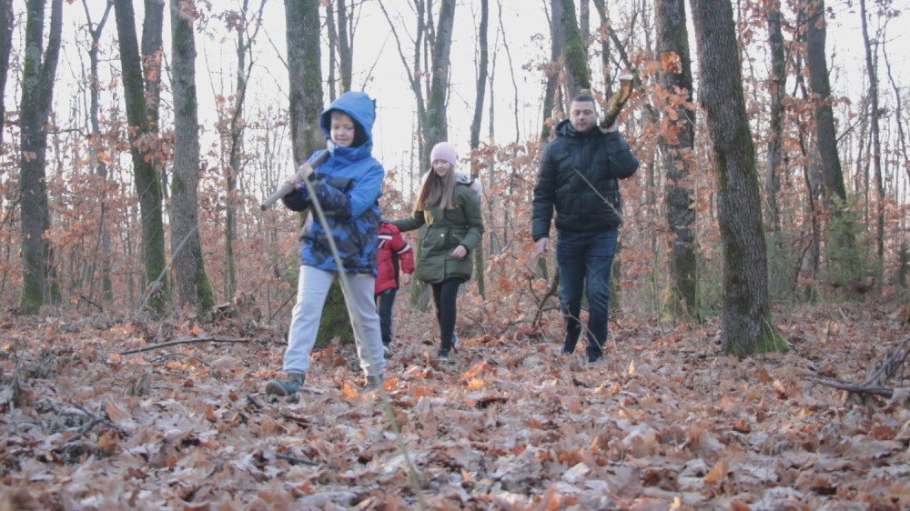 Ovako Petronijevići neguju srpske običaje i tradiciju: Ranko sa svoje troje dece ranom zorom krenuo u cerovu šumu (FOTO)