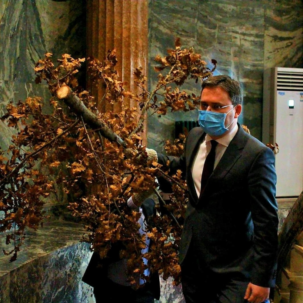 Selaković čestitao Badnji dan: Badnjak u našem ministarstvu posle 80 godina (FOTO)