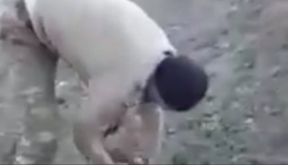 Naježićete se kada vidite šta radi azerski vojnik! (VIDEO)