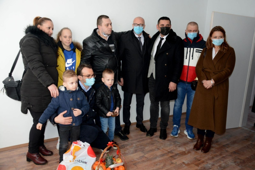 Petković je danas u severnoj Kosovskoj Mitrovici uručio ključeve 36 novih stanova
