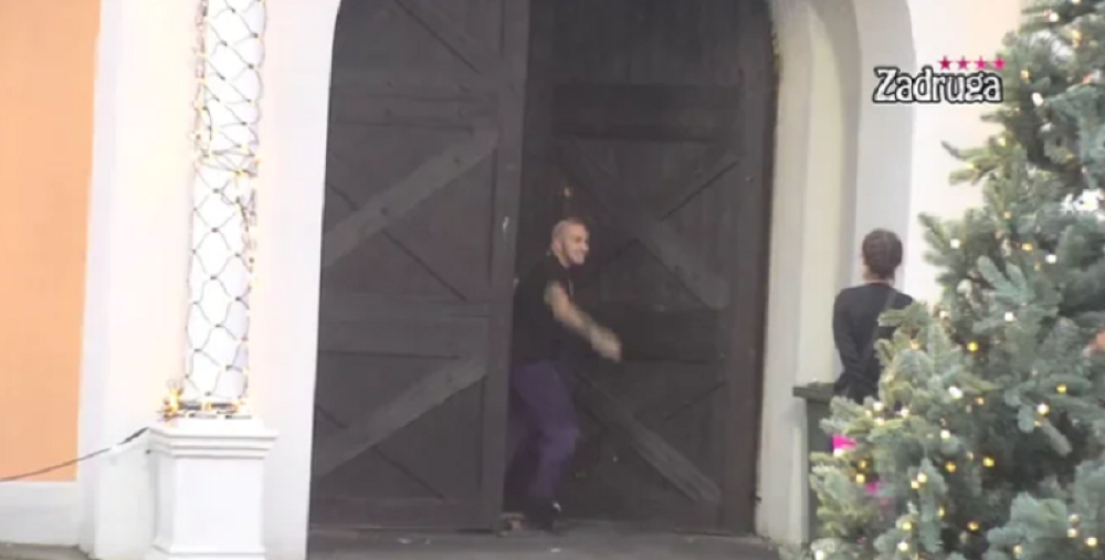 Reper se pozdravio sa zadrugarima, pa uz aplauz izašao iz rijalitija (FOTO/VIDEO)