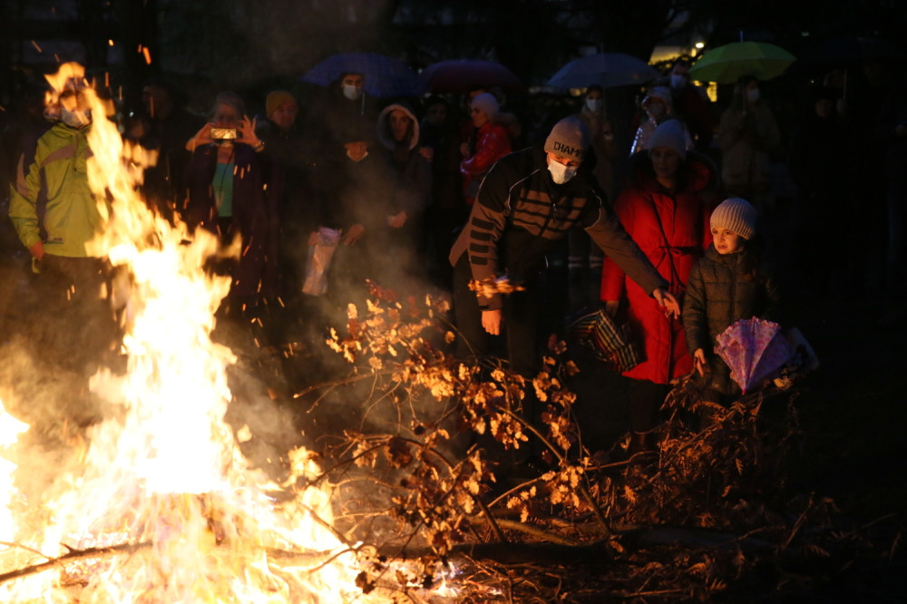 "Da je vreme bolje, bilo bi nas i više"! Zbunjeni turisti gledaju u vatru, Srbi im odmah objasnili šta se dešava