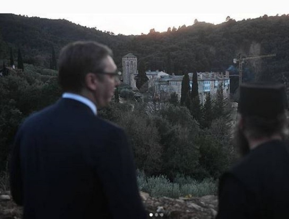 Predsednik Vučić stao na vidikovac nadomak Hilandara, a ispred njega se pružio neopisiv pogled: "Ovo je nemoguće objasniti" (FOTO)