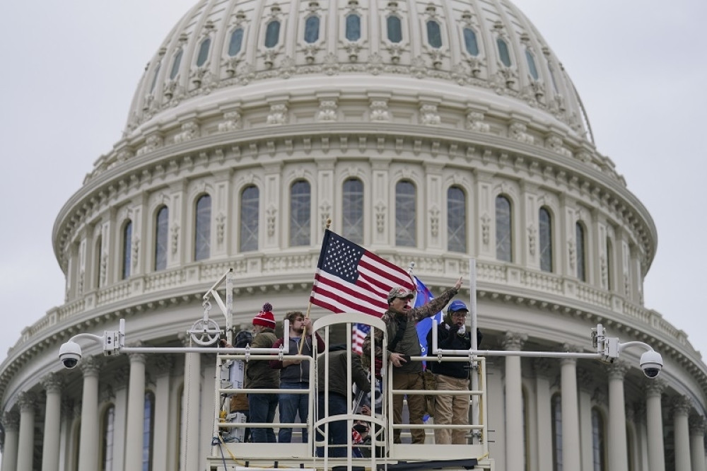 "Suspendovaćemo politička delovanja na mreži"
