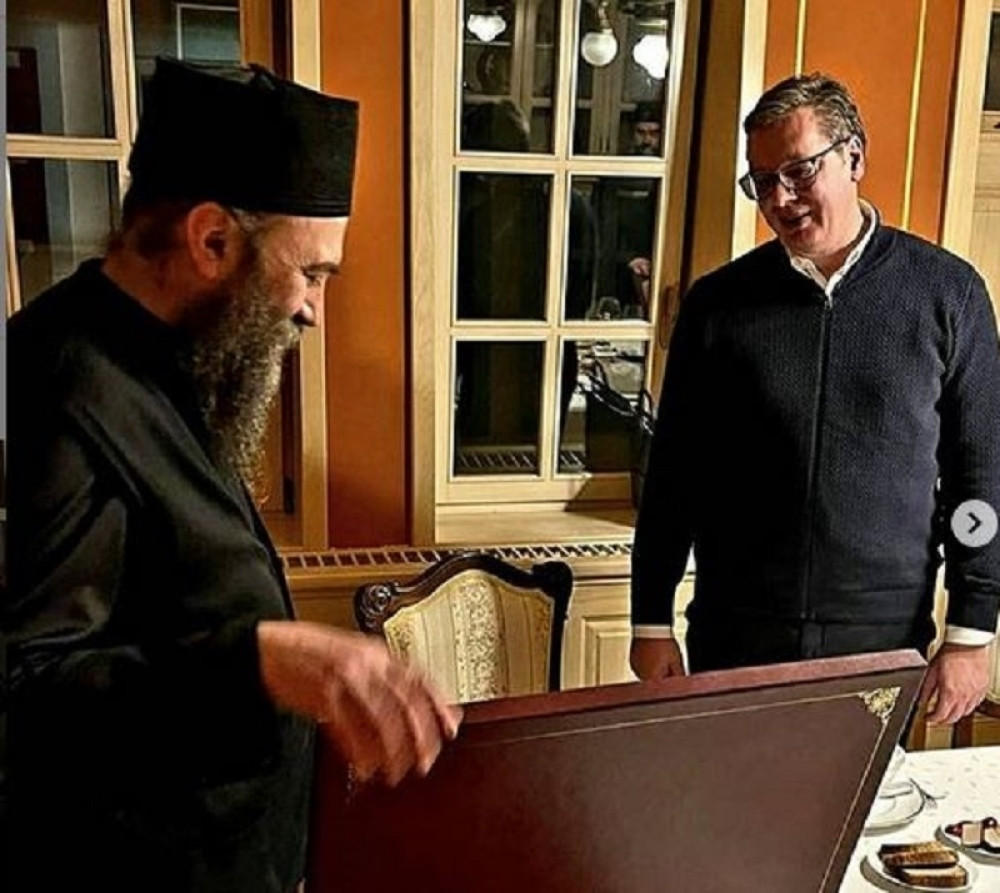 Predsednik Vučić sa Svete Gore čestitao građanima najradosniji hrišćanski praznik