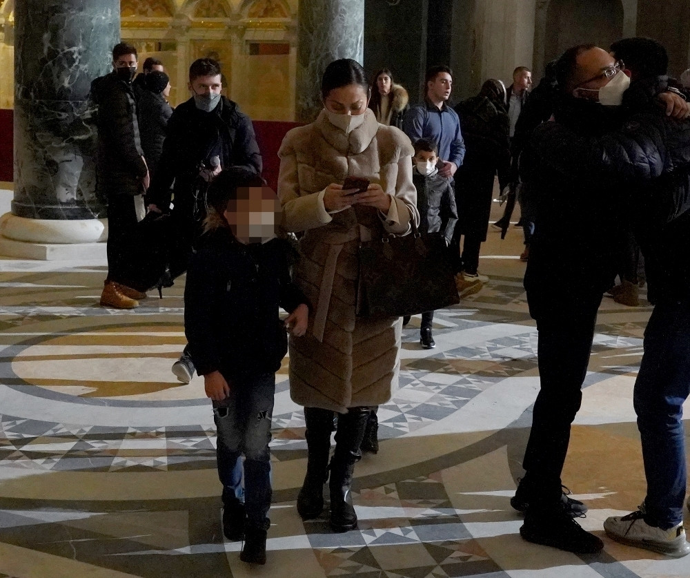 Ceca Ražnatović u ponoć primila sveto pričešće, u Hram došla sa najmilijima! (FOTO)