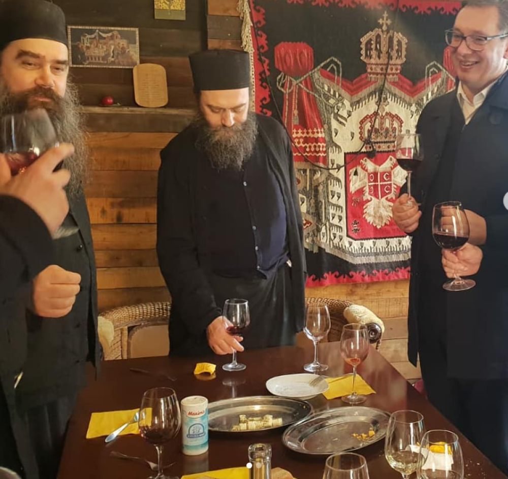 Predsednik Vučić nasmejan, okružen monasima, podigao čašu vina i izrazio zahvalnost ocu Metodiju (FOTO)