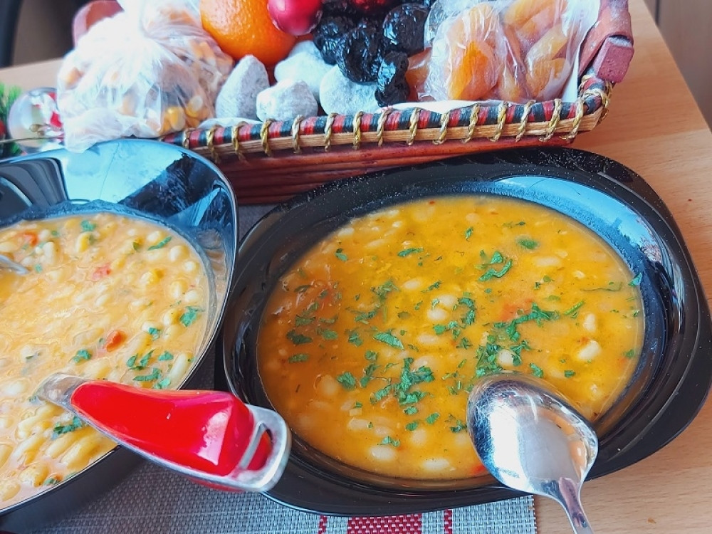 Posni pasulj sa pinđurom, za gurmane može i ajvar (VIDEO)