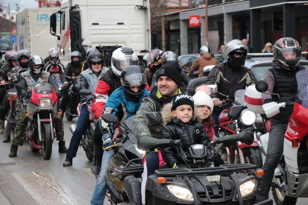 Tradicionalna vožnja izmamila napolje na stotine građana, ako se po jutru dan poznaje – biće ovo dobra godina (FOTO)