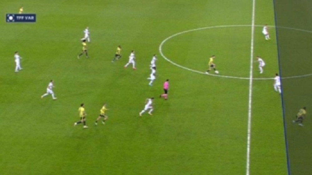 Ceo svet im se smeje, ovakav VAR još niste videli