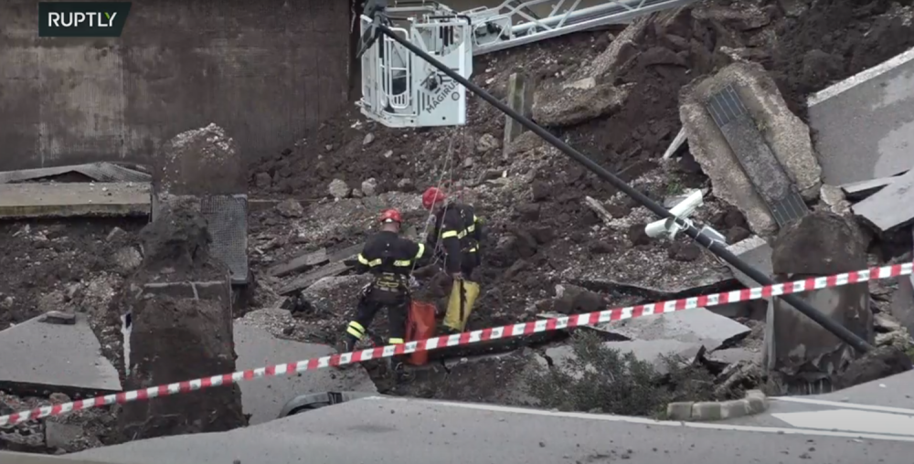 U Napulju se otvorio ogromni krater u zemlji, traga se za osobama u tonama urušenog betona i automobila!