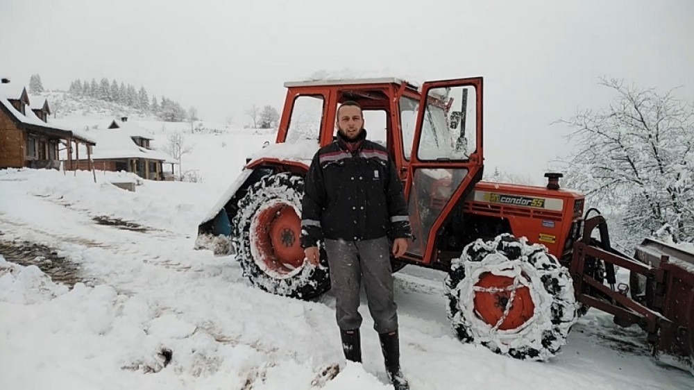 Padavine prozrokovale zastoj na Borovoj glavi, pojedina planinska sela potpuna zavejena (FOTO)