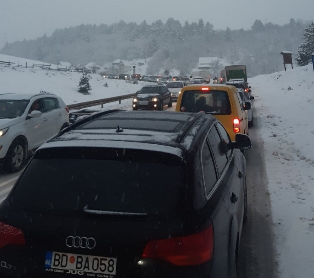 Kolaps na putu preko Zlatibora: Nekoliko manjih saobraćajnih nezgoda, vozači u koloni čekaju duže od sat vremena da nastave put