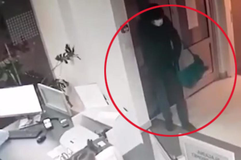 Lagano ušetao u filijalu, pa izvadio pištolj, radnica se odsekla od straha! (VIDEO)