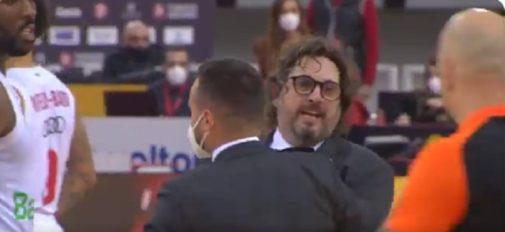 Trinkijeri nasrnuo na Crnogorca, besni Italijan ovo nije mogao da oprosti arbitru meča! (VIDEO)