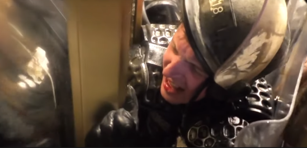 Trampove pristalice upale u Kongres i povredile policajca (UZNEMIRUJUĆ VIDEO)