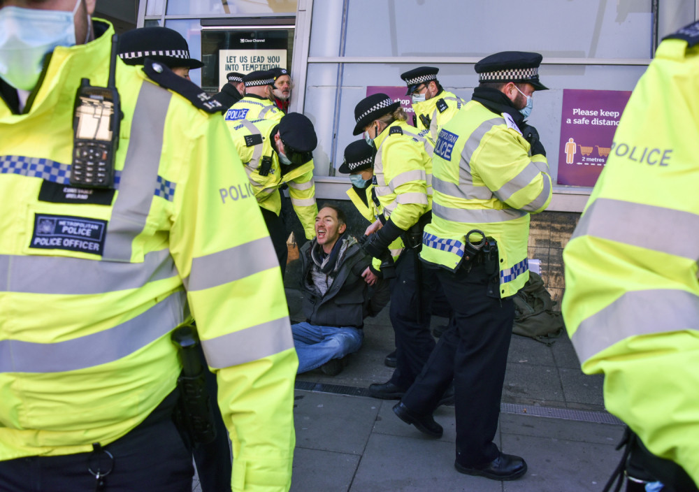 Besna skupina ljudi izašla na ulice, policija zaustavljala svaki auto, žandarmi upali čak i na GROBLJE! (FOTO/VIDEO)