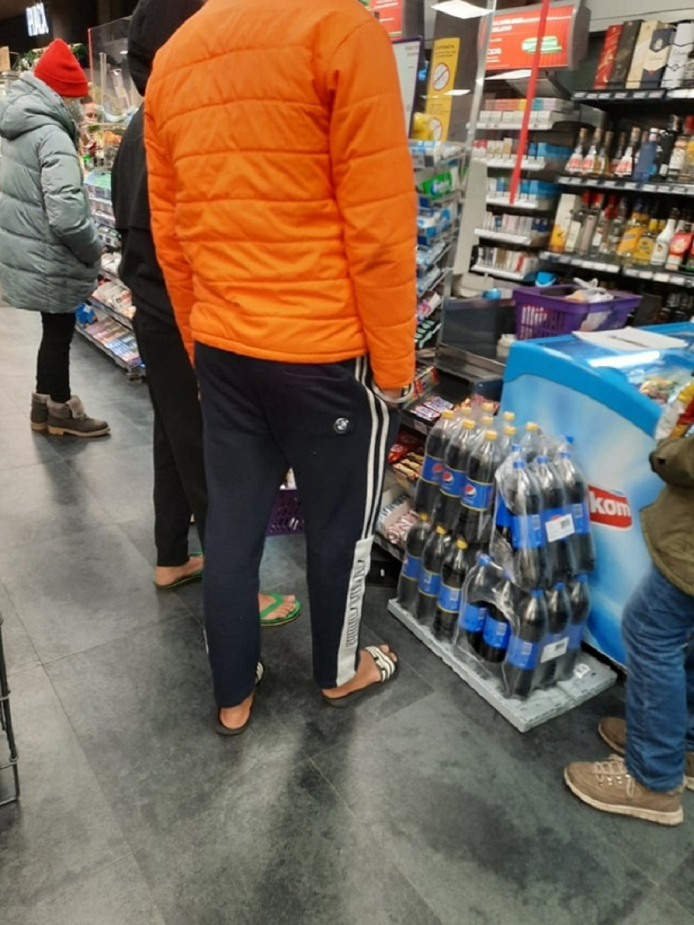 Par ušetao u prodavnicu obučen u toplu odeću, ali jedan detalj je RAZVESELIO sve prisutne (FOTO)