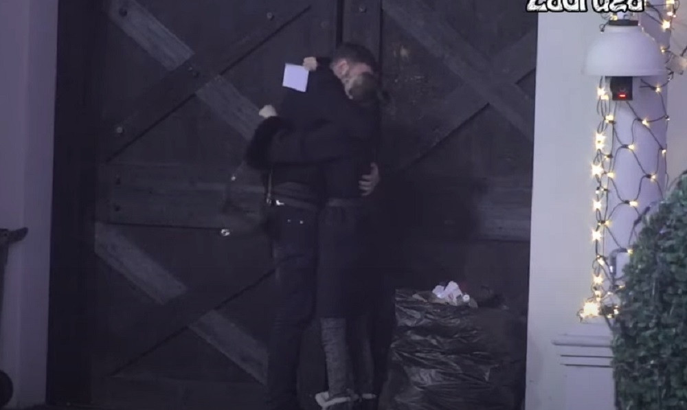 Bez ijednog komada odeće uputila se na vrata, Toma je grlio i ljubio kao nekad (VIDEO)