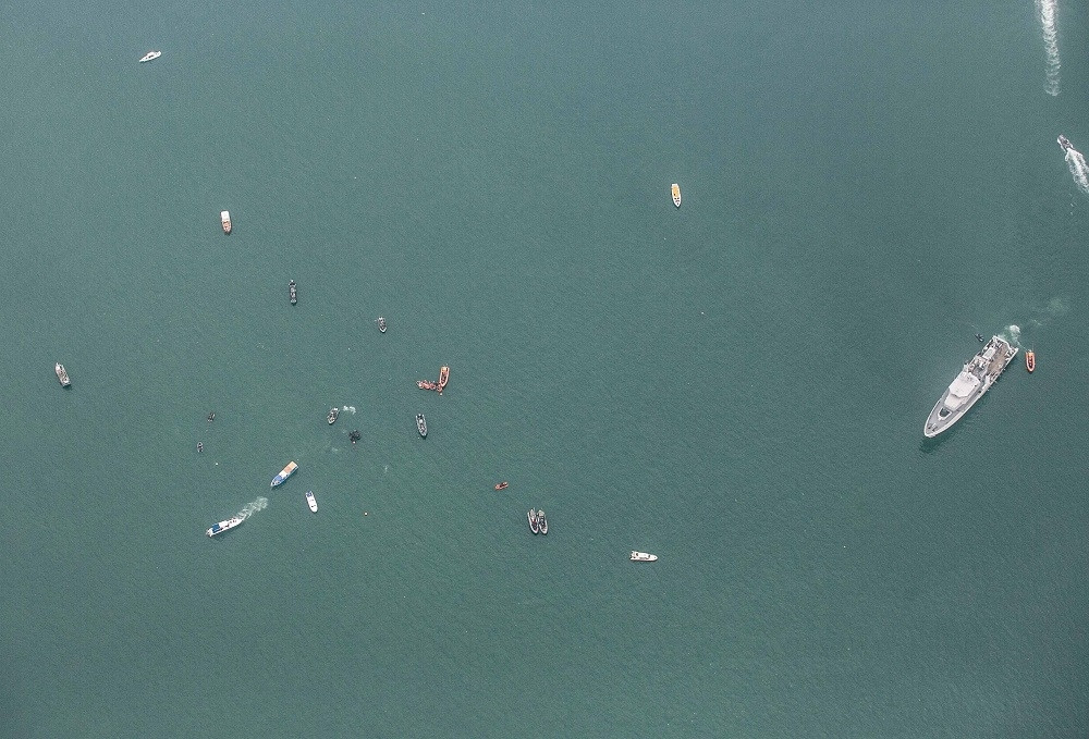 Pronađeni delovi olupine nestalog aviona, tela putnika plutaju na moru! (FOTO)