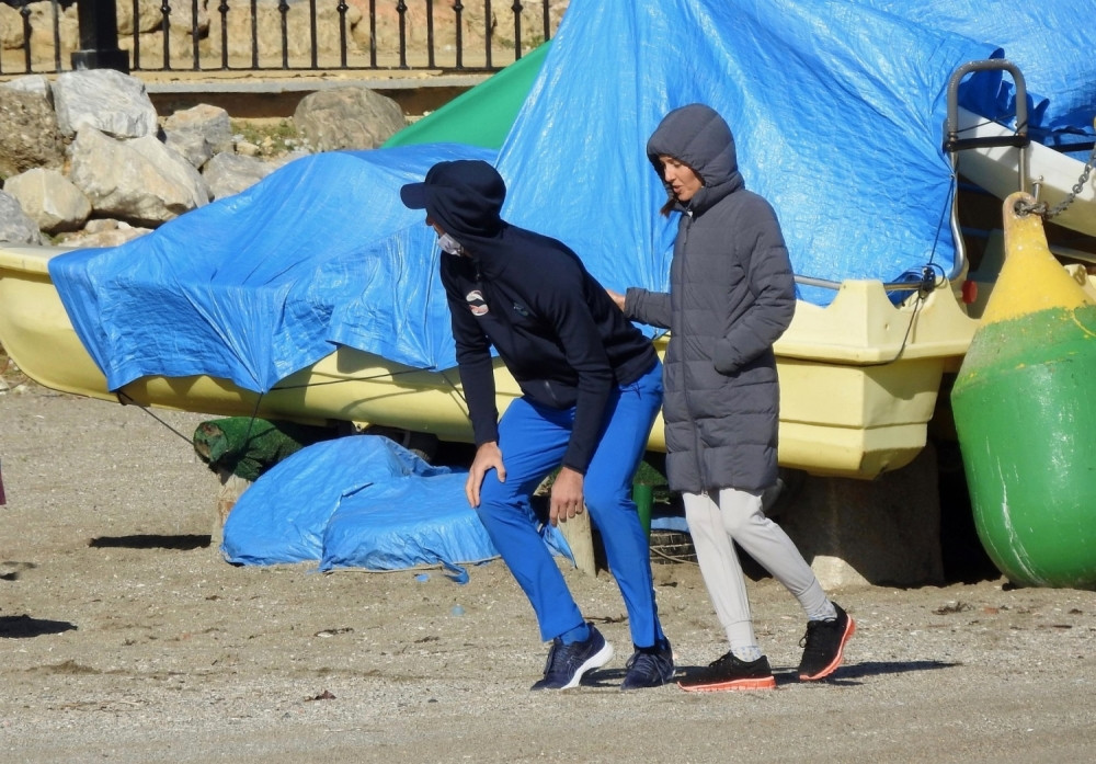 Novakova supruga nije znala da ih slikaju, pa se previše opustila! Nije mogla da zaustavi ruku! (FOTO)