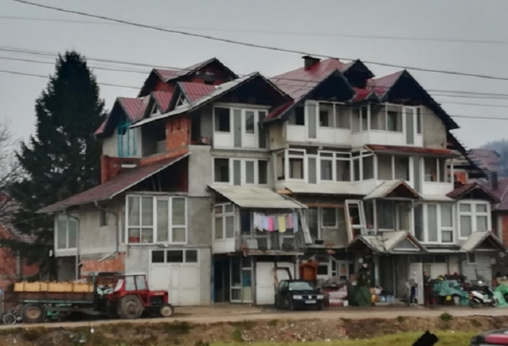 Kuća u Srbiji kojoj se svi čude, narod se pita kako se još nije srušila (FOTO)