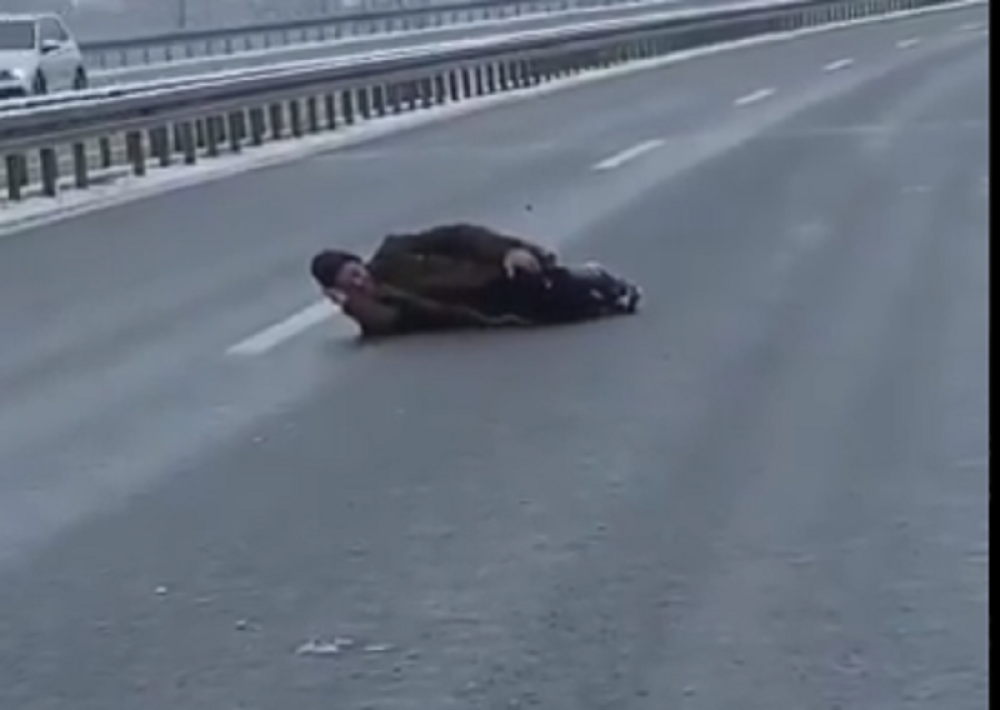 Tragičan i težak život naterao je muškarca da legne nasred kolovoza: Evo šta se krije iza šokantnog prizora na auto-putu