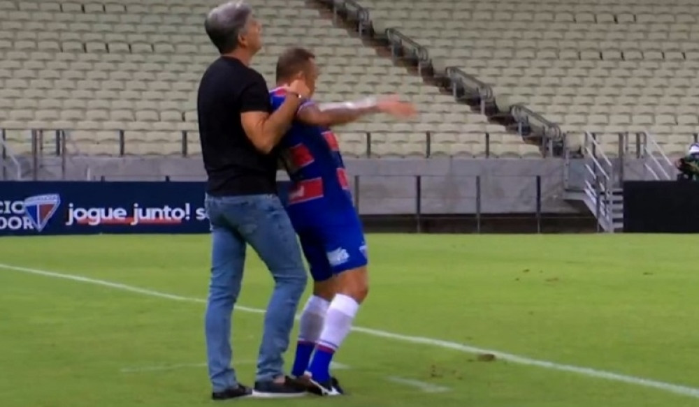 Ovo do sada nismo videli: Trener faulirao protivničkog igrača! (VIDEO)