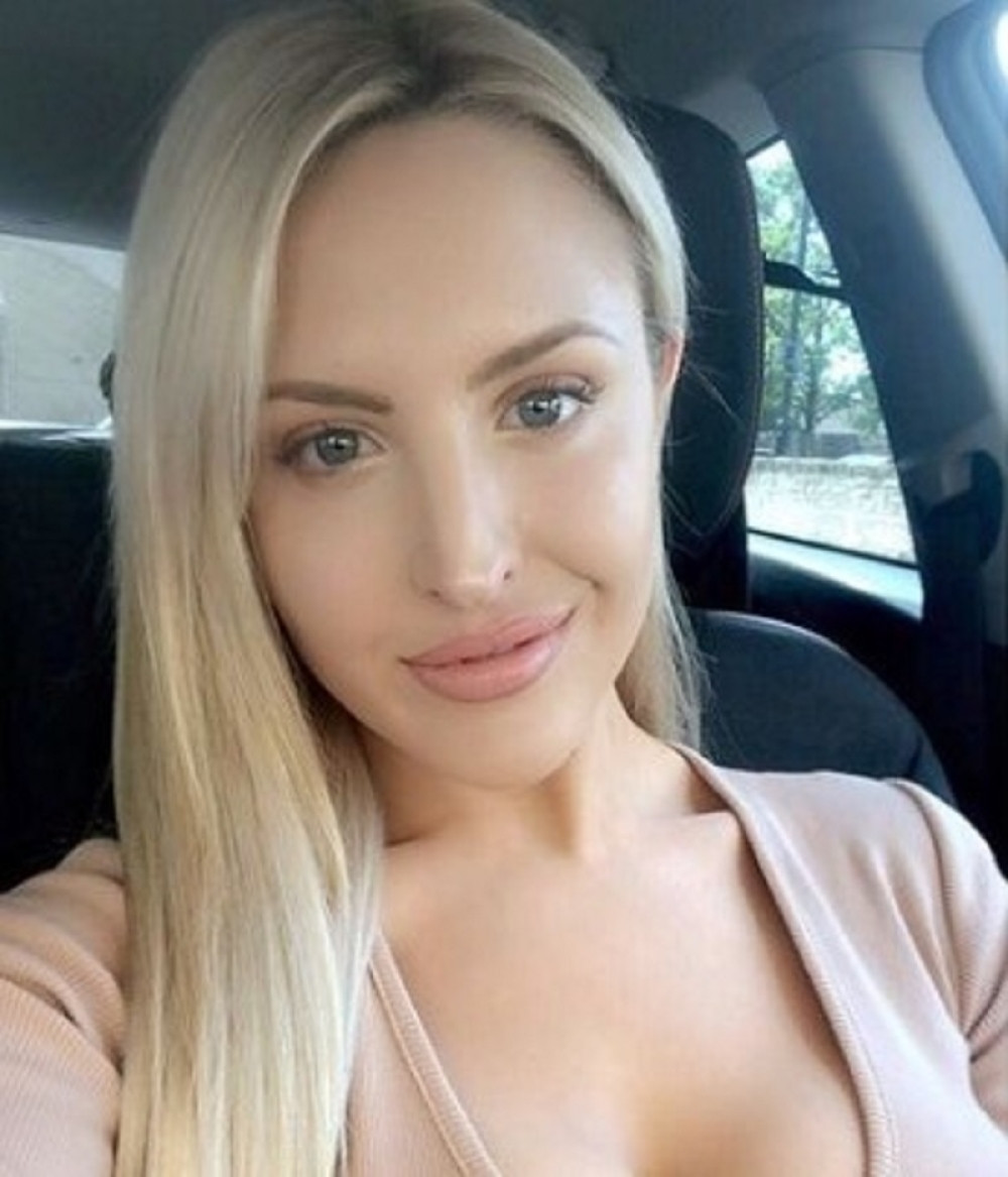 Se*si TV voditeljka završila u karantinu, pa se šokirala onime šta joj obožavaoci šalju! (FOTO)