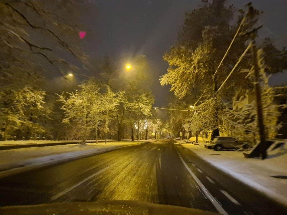 Olujni udari krenuli u toku noći, od danas drastična promena vremena! Uskoro kreće i sneg