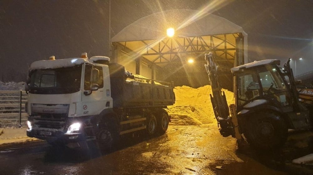 Sneg zatrpao majku i dete (2)! Žena je uspela da uradi neverovatnu stvar i spasi svoje čedo od najgoreg