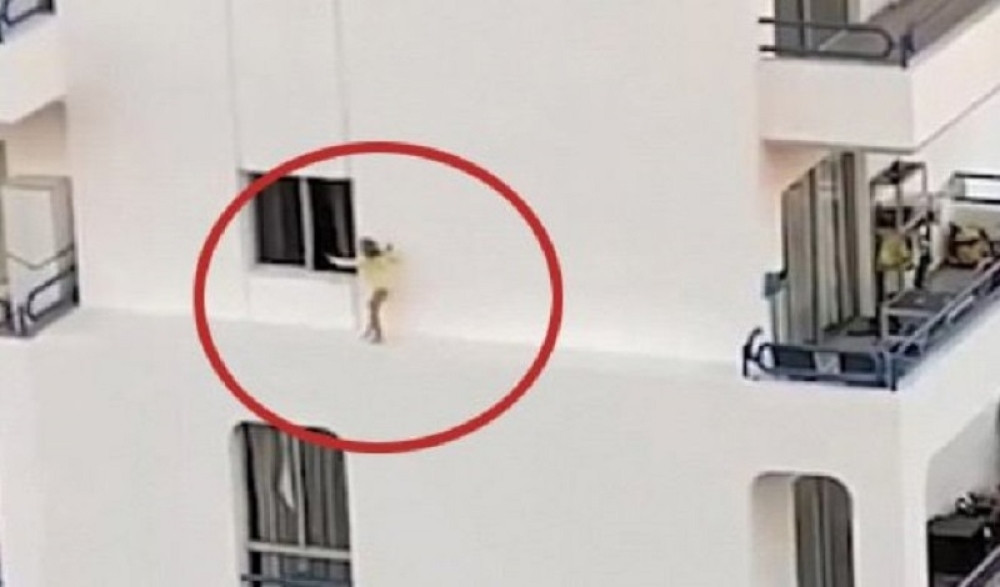 Dete šetalo po ivici zgrade od prozora do balkona, svima koji su ga gledali zastao dah (FOTO/VIDEO)