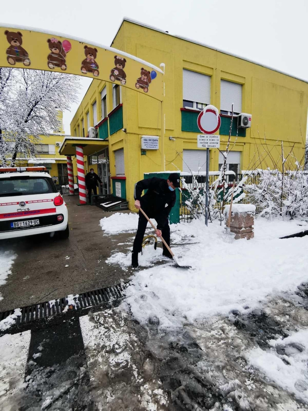 Goran Vesić pohvalio pripadnike komunalne milicije koji su učinili divnu stvar za majke i decu: Bravo devojke i momci! Vi ste ponos našeg grada!