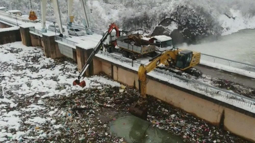 Ovako izgleda uklanjanje smeća na najvećoj ekološkoj bombi u Srbiji: Na površini vode trenutno pluta 7.500 kubika raznog otpada (FOTO)