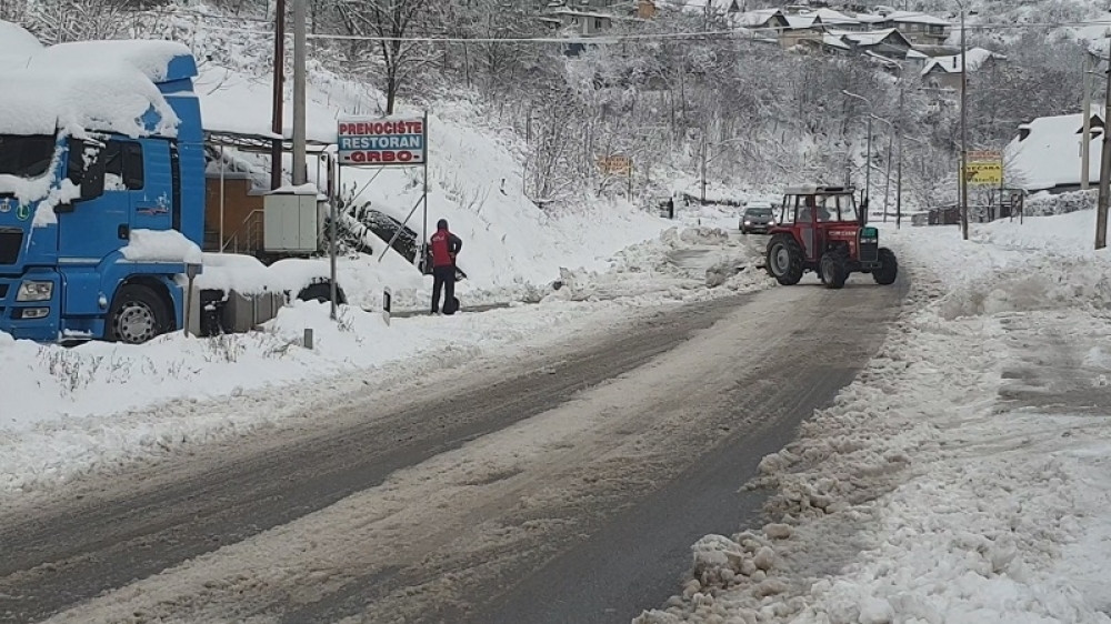U delovima opštine proglašena vanredna situacija, zavejani putevi i petsto domaćinstava bez struje (FOTO)