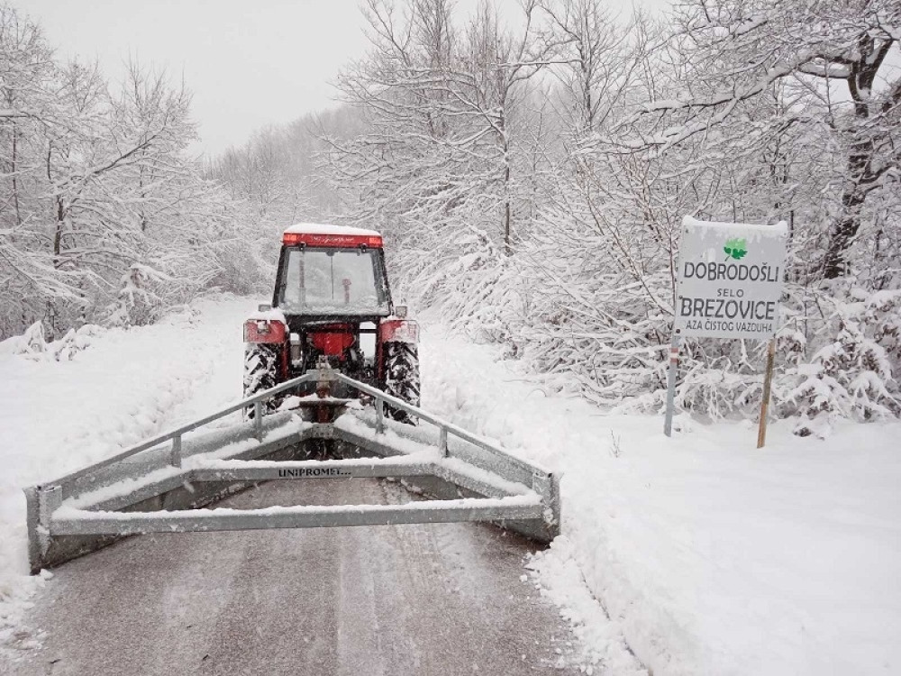 Sneg prouzrokovao probleme na dalekovodima, bez struje nekoliko sela u Dragačevu (FOTO)