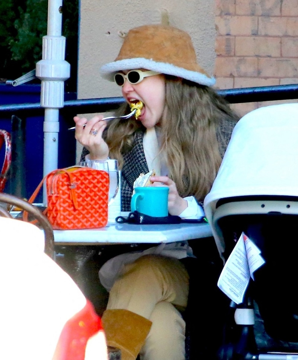 Prati je 62,5 miliona ljudi na Instagramu i divi se njenoj lepoti, a na ulici je ne biste prepoznali, fanovi šokirani njenim izgledom! (FOTO/VIDEO)