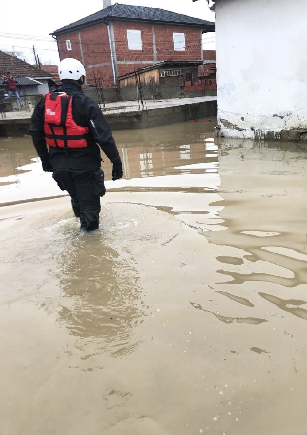 Voda se povlači, problematično je snabdevanje strujom