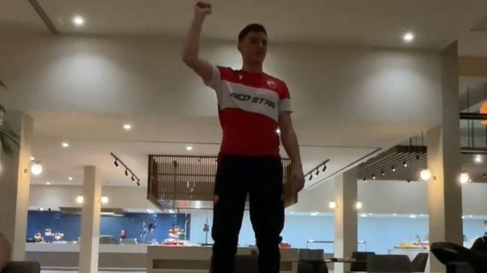 Zvezdin biser oduševio saigrače! Prvo su mu se smejali, a onda je zapevao "Ja sam momče sa Kosova"! (VIDEO)