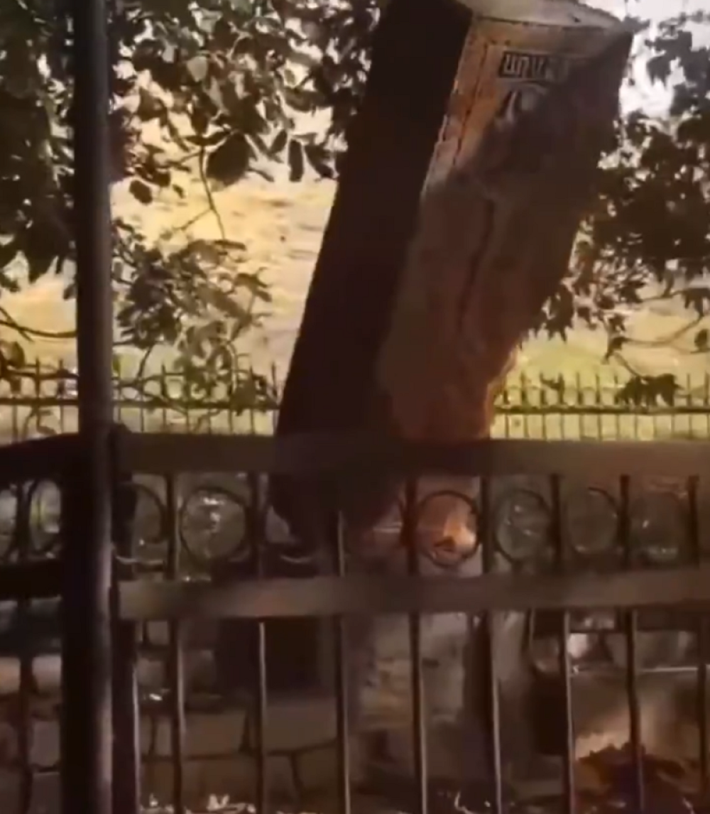 Azerski vojnici u Karabahu ruše krst uklesan u kamenu!